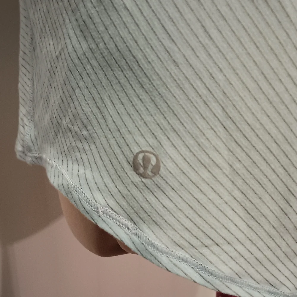 Lululemon - Picture 3 of 5